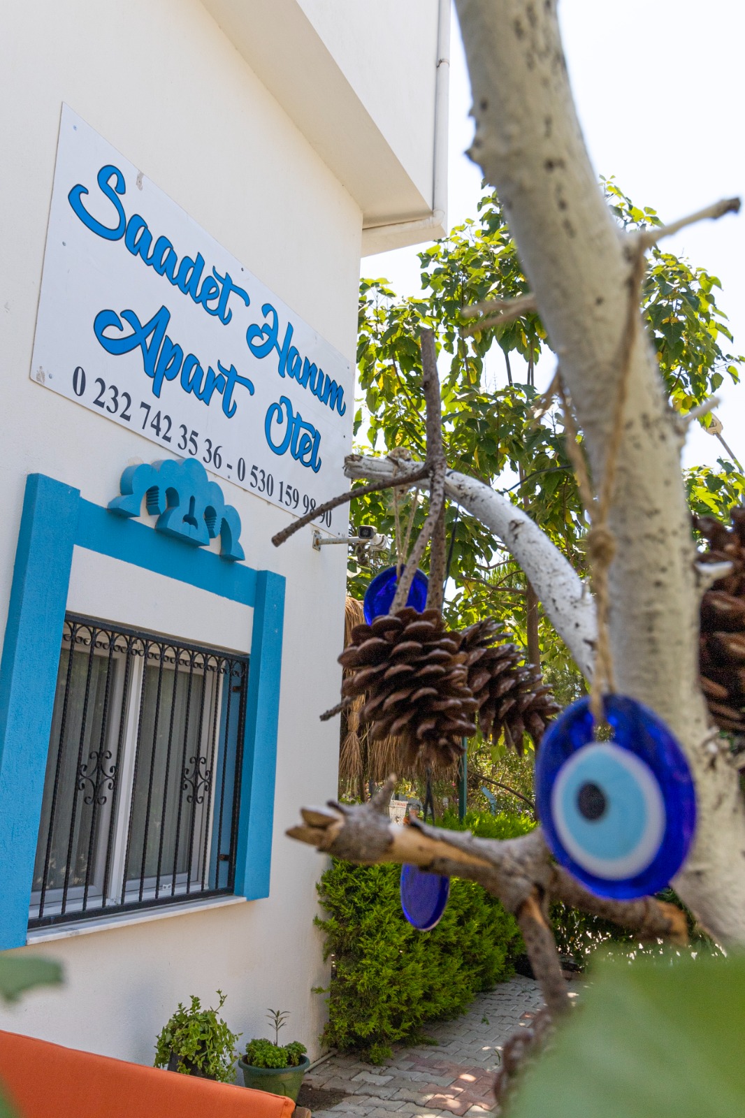 Saadet Hanım Apart Otel Ürkmez girişi - Bahçeli ve ferah bir giriş alanı