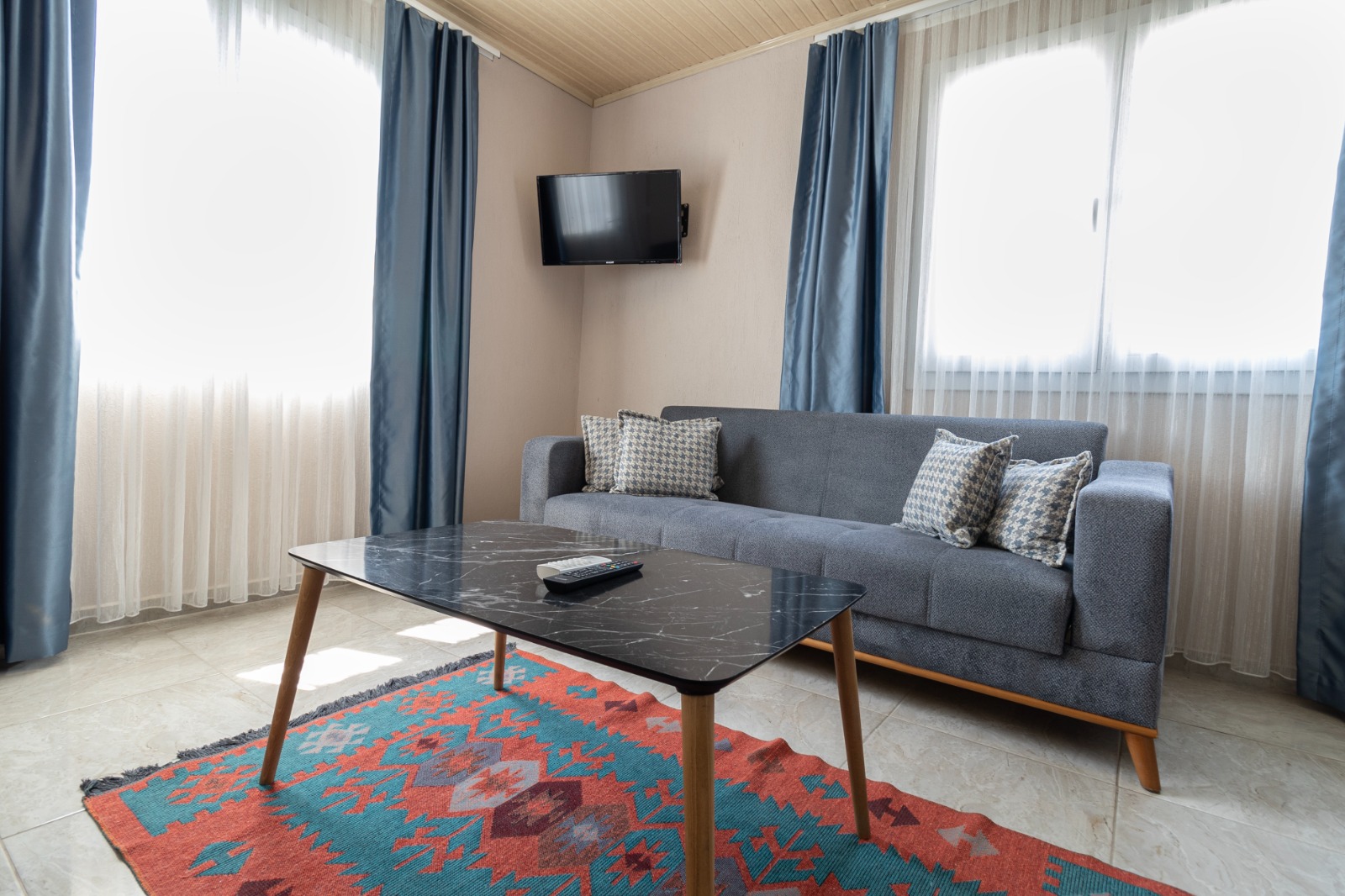 Oda içi görüntüsü - Temiz yataklar, ferah pencere ve minimalist dekor