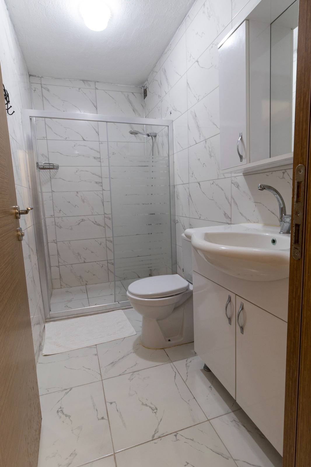 Ürkmez'de denize yakın aile apartı - 2+1 mutfaklı daire