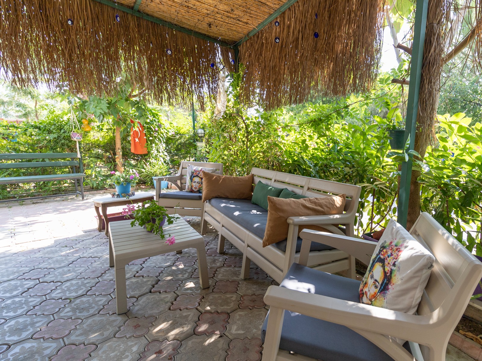 Seferihisar'da denize yakın aile apartı - 2+1 mutfaklı daire