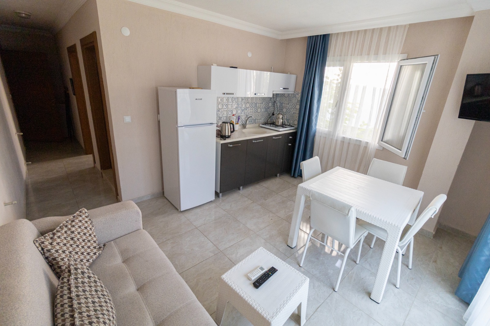 Aile Odası - Geniş mutfaklı ve deniz manzaralı ferah apart daire Ürkmez/Seferihisar Apart